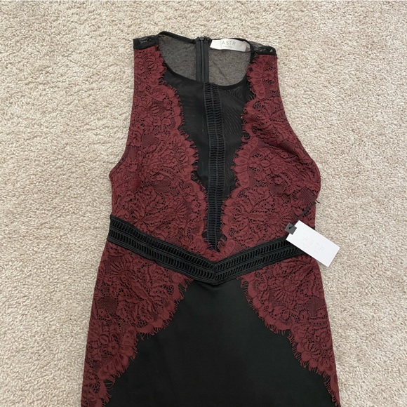 ASTR the label NWTs black and maroon lace cocktail mini dress - Picture 2 of 7